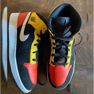 Jordan AJ 1 Mid SE Black/Team Orange/Amarillo